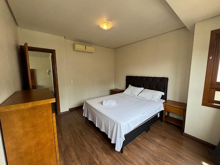 Apto 02 quartos no Centro de Gramado