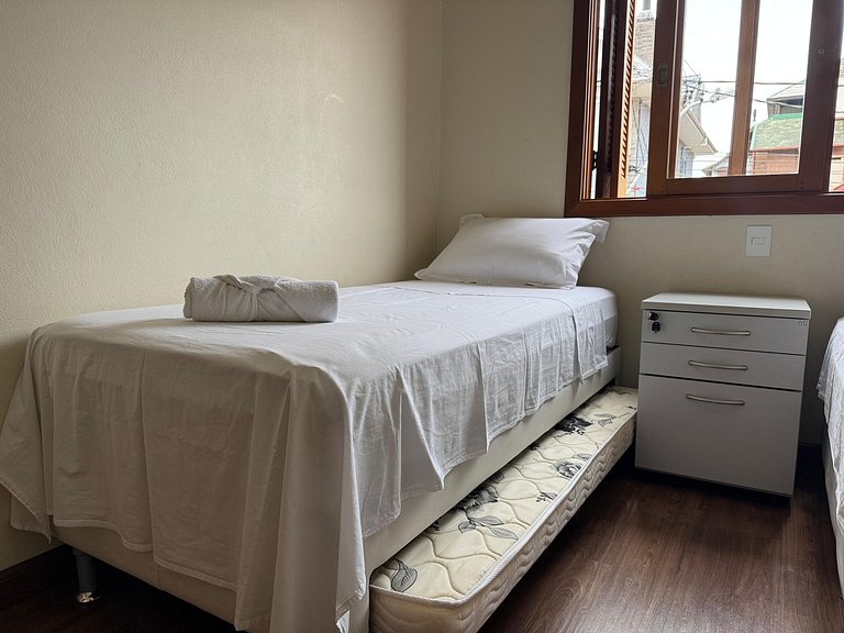 Apto 02 quartos no Centro de Gramado