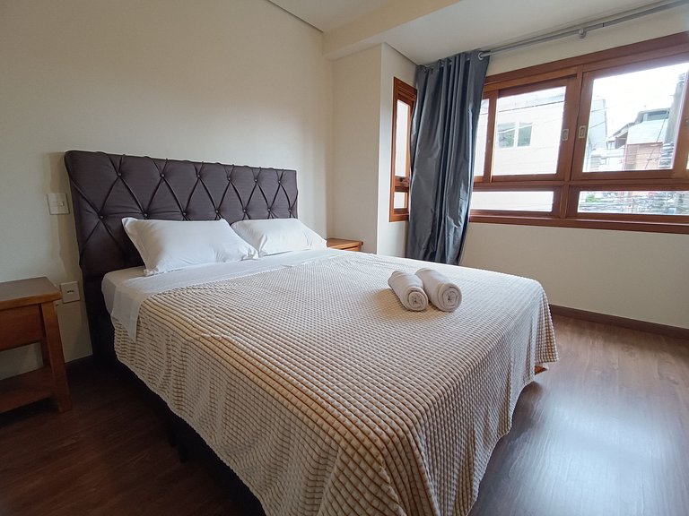 Apto 02 quartos no Centro de Gramado