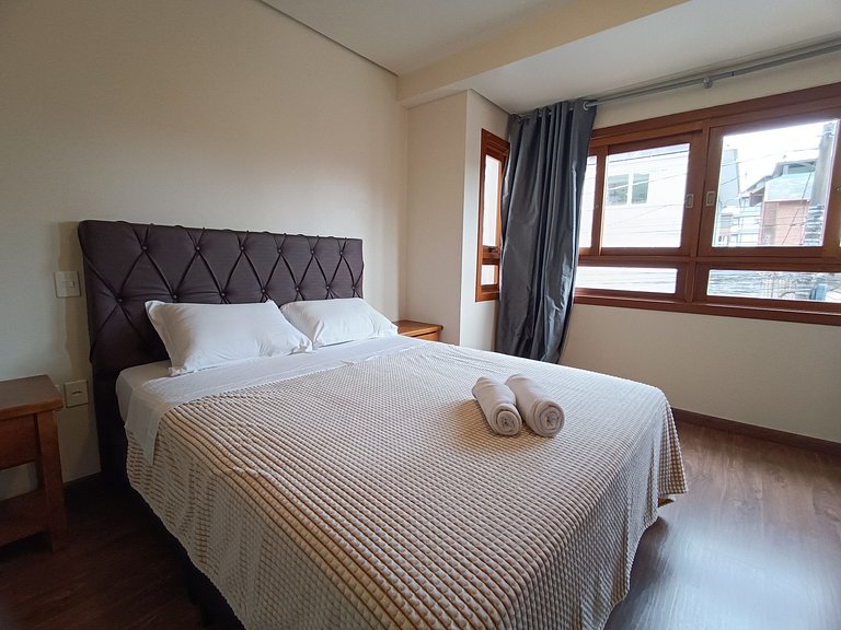 Apto 02 quartos no Centro de Gramado