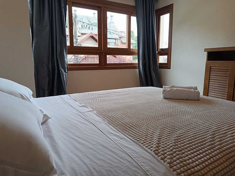 Apto 02 quartos no Centro de Gramado