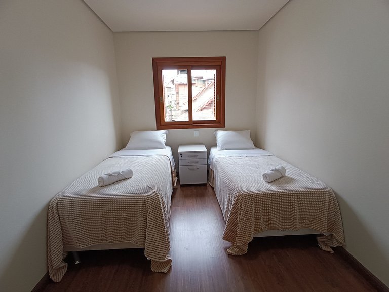 Apto 02 quartos no Centro de Gramado