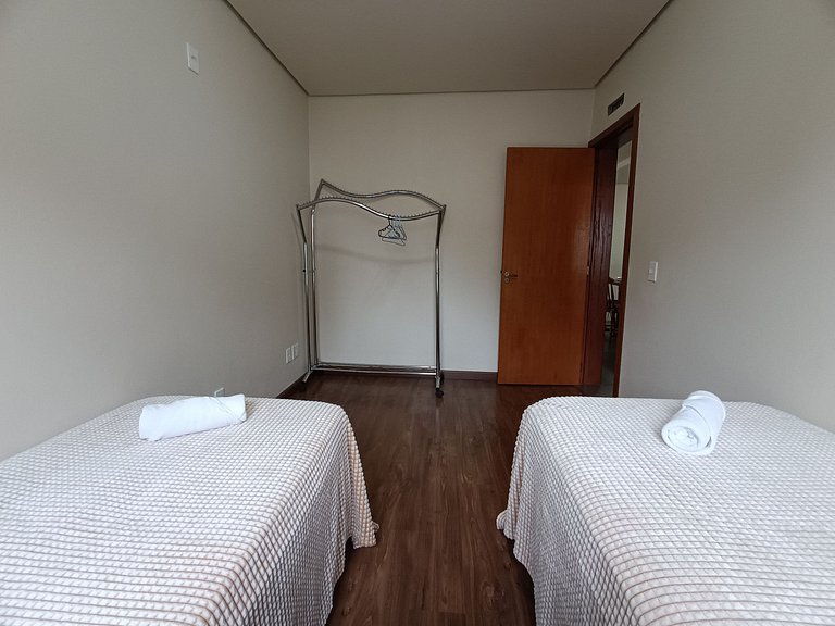 Apto 02 quartos no Centro de Gramado