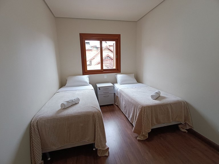 Apto 02 quartos no Centro de Gramado