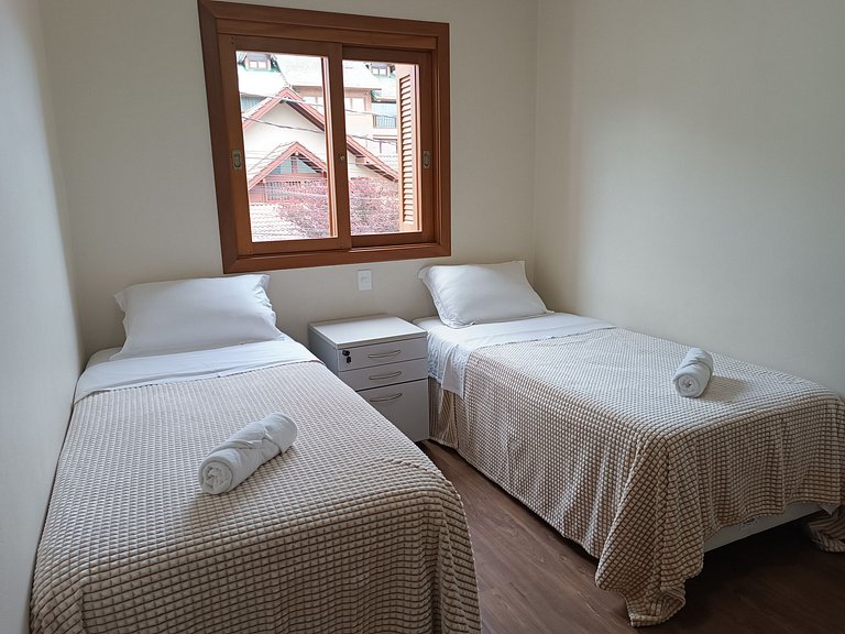 Apto 02 quartos no Centro de Gramado