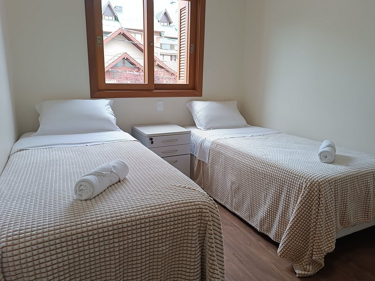 Apto 02 quartos no Centro de Gramado