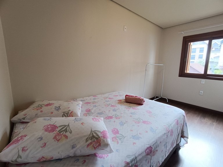 Amplo Apto Poucos passos da Rua Coberta Gramado