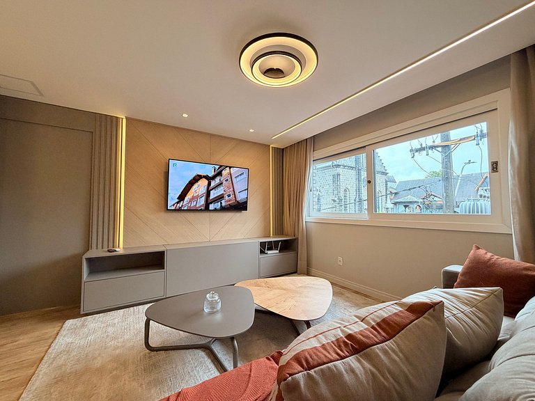 Ape incrivel ao lado Igreja Matriz Centro Gramado