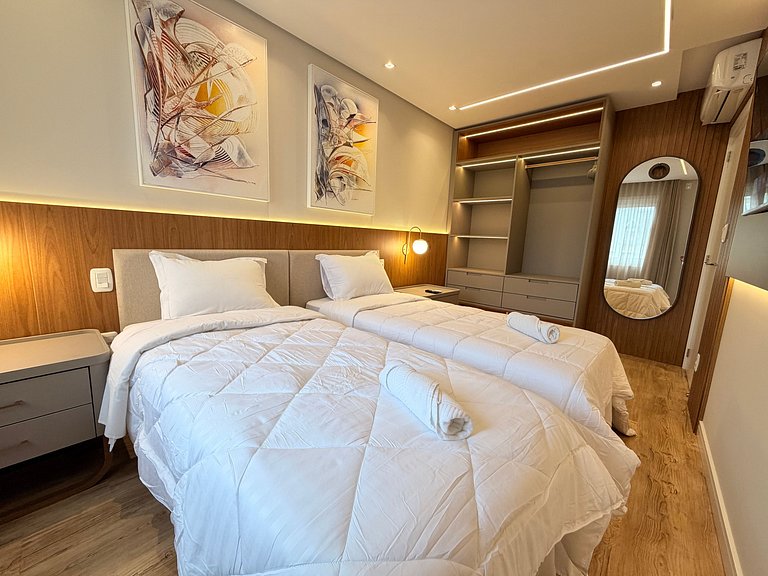 Ape incrivel ao lado Igreja Matriz Centro Gramado