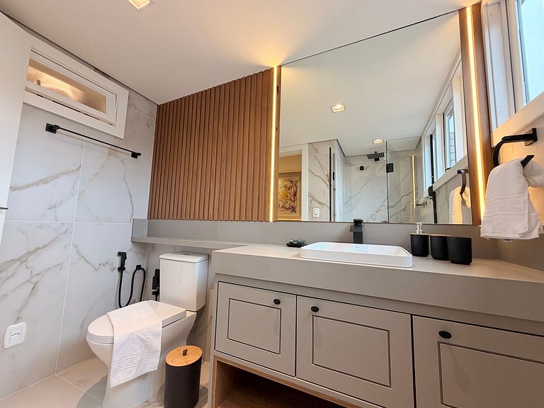 Ape incrivel ao lado Igreja Matriz Centro Gramado