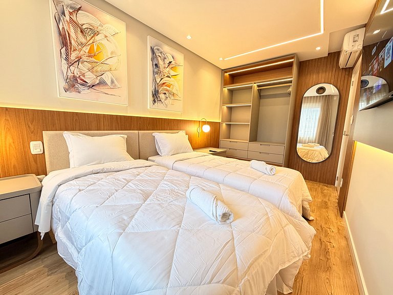 Ape incrivel ao lado Igreja Matriz Centro Gramado