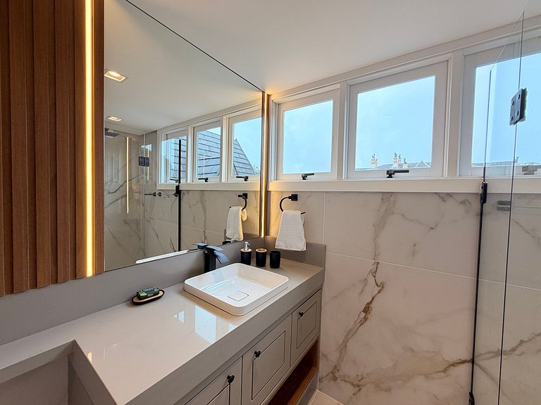 Ape incrivel ao lado Igreja Matriz Centro Gramado