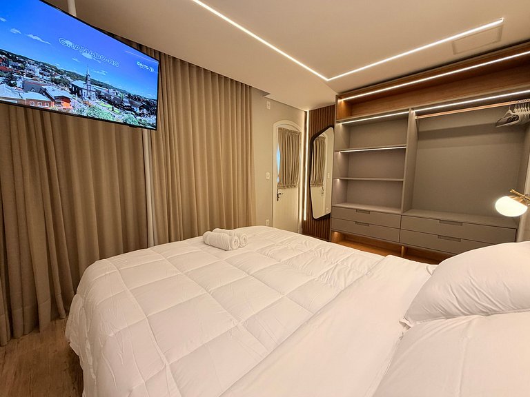 Ape incrivel ao lado Igreja Matriz Centro Gramado