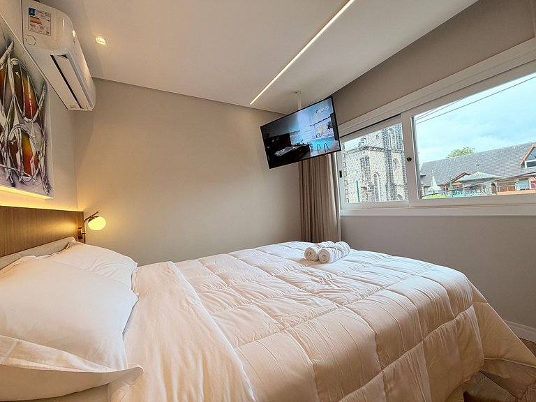 Ape incrivel ao lado Igreja Matriz Centro Gramado