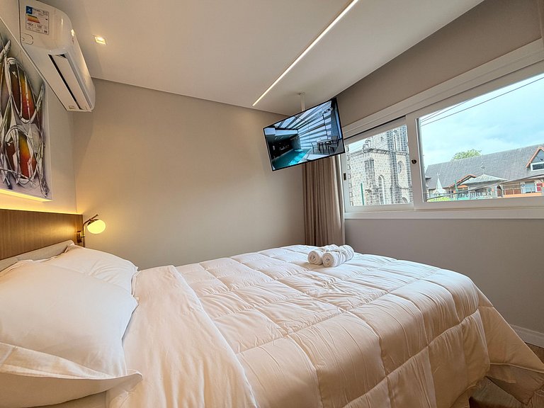 Ape incrivel ao lado Igreja Matriz Centro Gramado