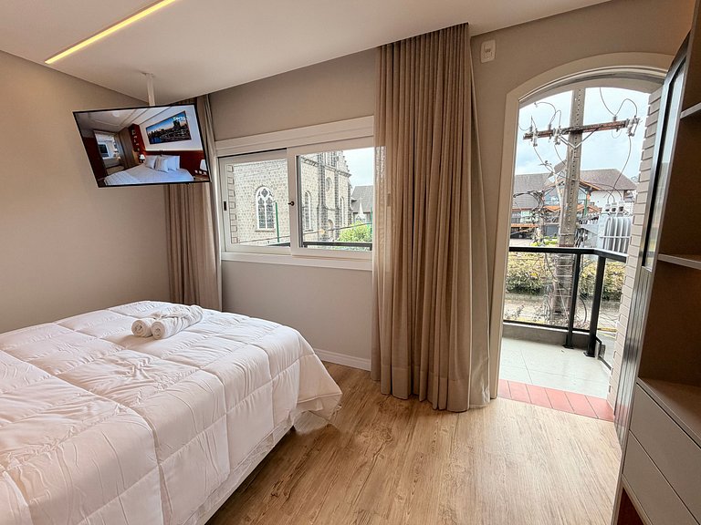 Ape incrivel ao lado Igreja Matriz Centro Gramado