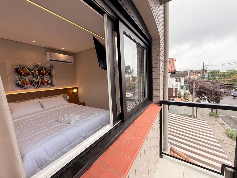 Ape incrivel ao lado Igreja Matriz Centro Gramado