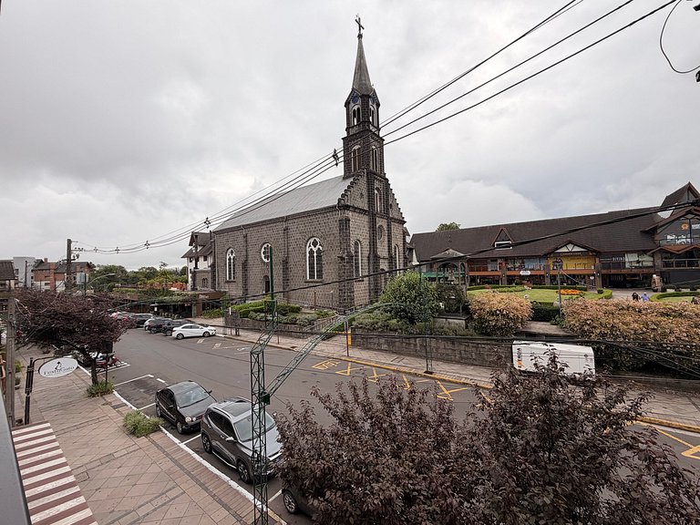 Ape incrivel ao lado Igreja Matriz Centro Gramado