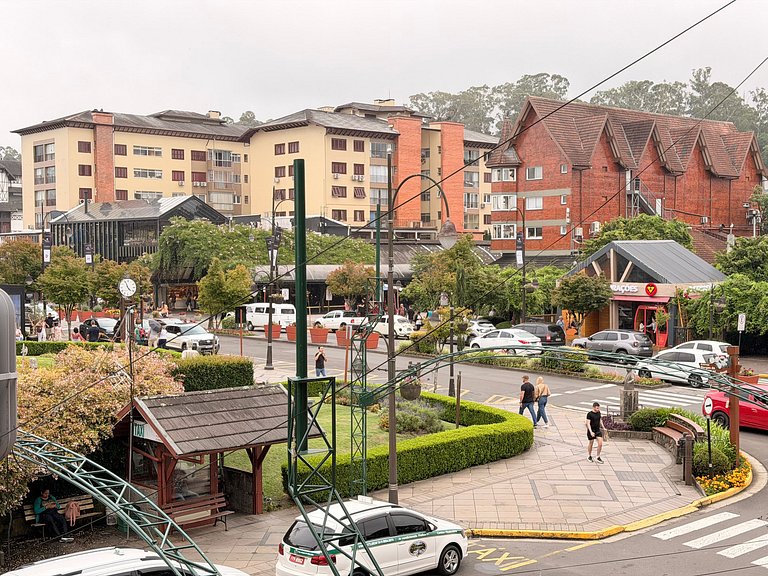 Ape incrivel ao lado Igreja Matriz Centro Gramado