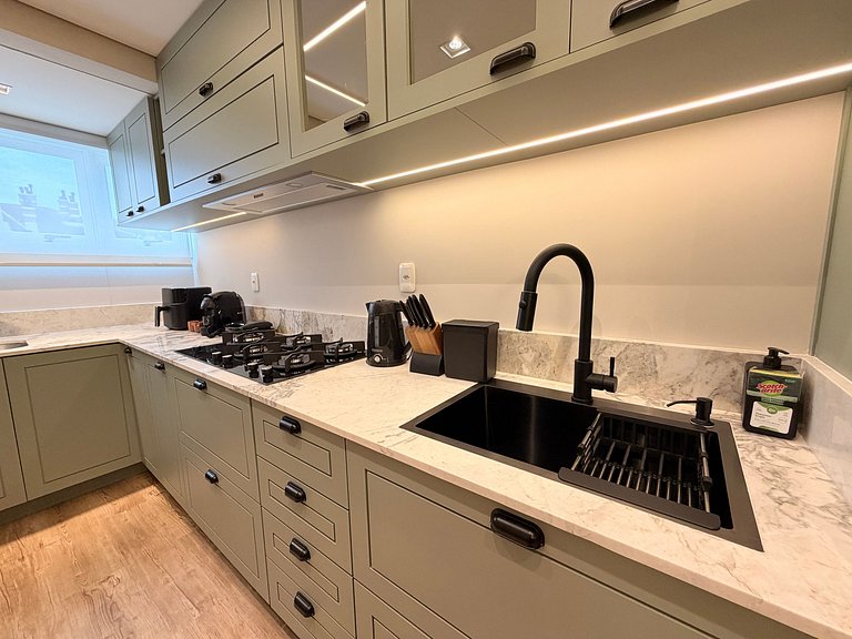 Ape incrivel ao lado Igreja Matriz Centro Gramado