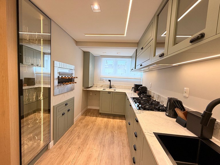 Ape incrivel ao lado Igreja Matriz Centro Gramado