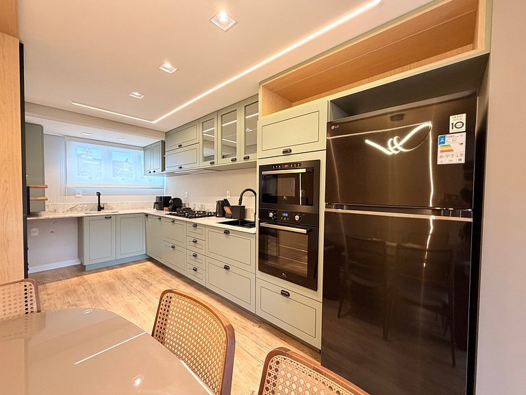 Ape incrivel ao lado Igreja Matriz Centro Gramado