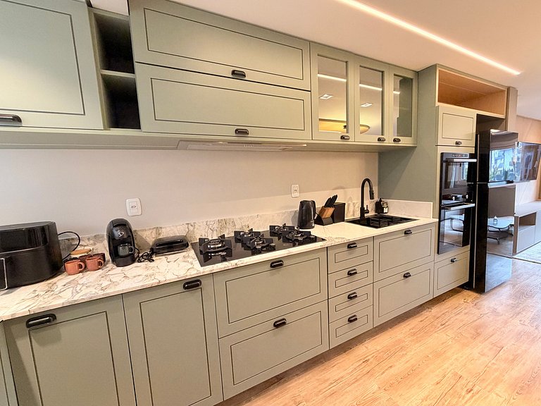 Ape incrivel ao lado Igreja Matriz Centro Gramado