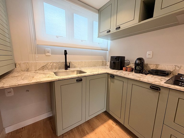 Ape incrivel ao lado Igreja Matriz Centro Gramado