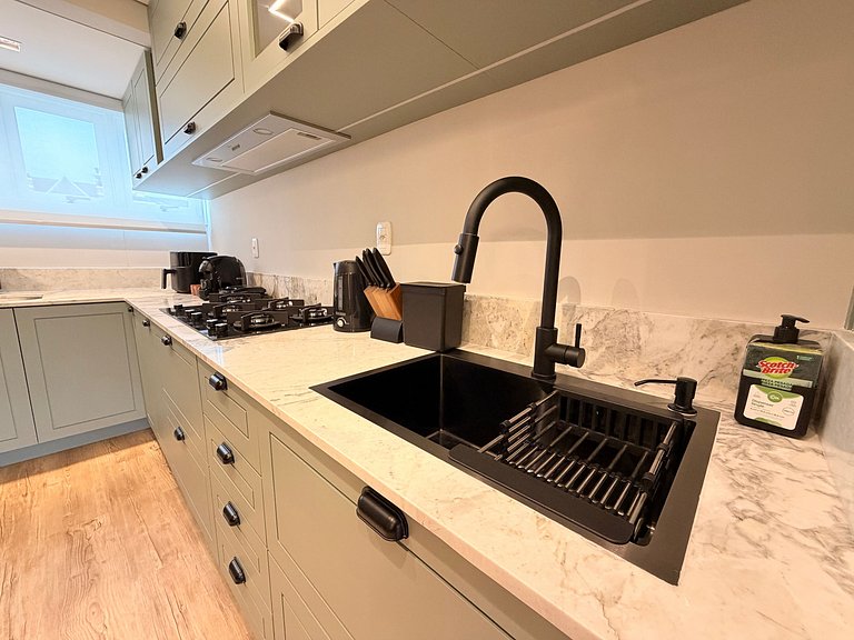 Ape incrivel ao lado Igreja Matriz Centro Gramado