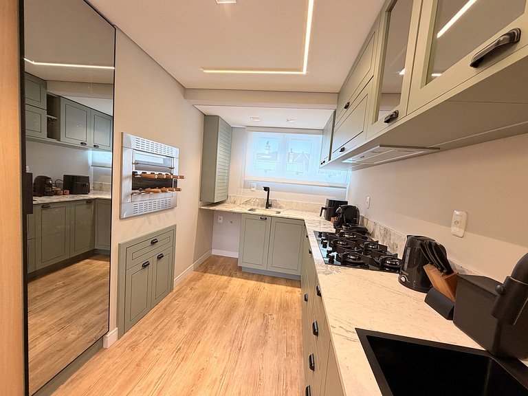 Ape incrivel ao lado Igreja Matriz Centro Gramado