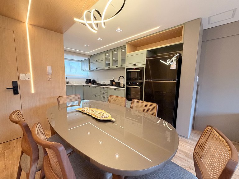 Ape incrivel ao lado Igreja Matriz Centro Gramado