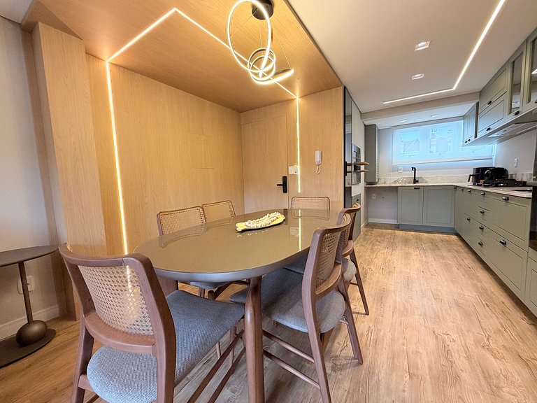 Ape incrivel ao lado Igreja Matriz Centro Gramado