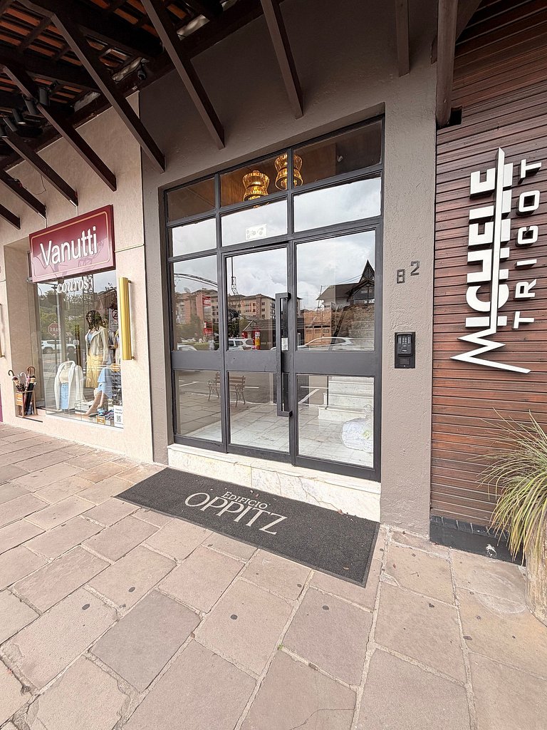 Ape incrivel ao lado Igreja Matriz Centro Gramado