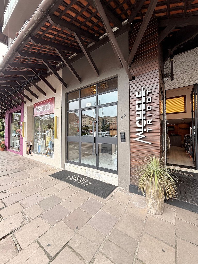 Ape incrivel ao lado Igreja Matriz Centro Gramado