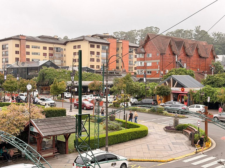 Ape incrivel ao lado Igreja Matriz Centro Gramado